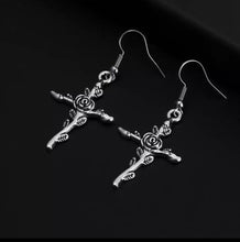 Load image into Gallery viewer, Love earring
